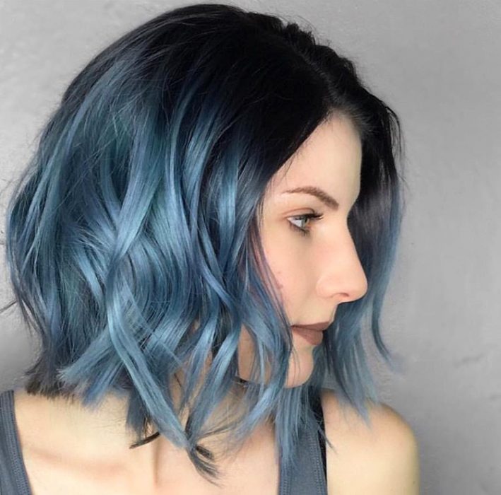 Chica usando un corte de cabello long bob en capas con un tinte en color azul 