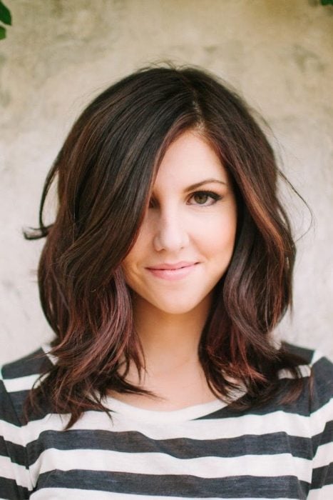 Chica usando un corte de cabello long bob con un tono de tinte de mehas de color 