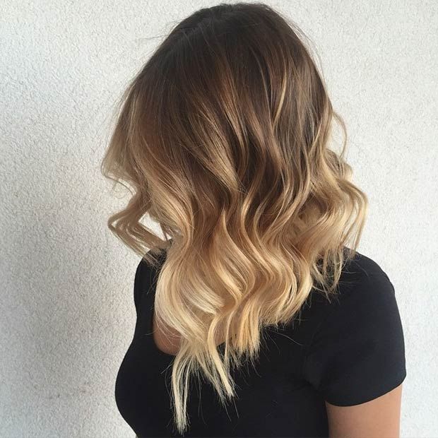 Chica con un corte de cabello long bob en capas con un tono belayage de tinte 