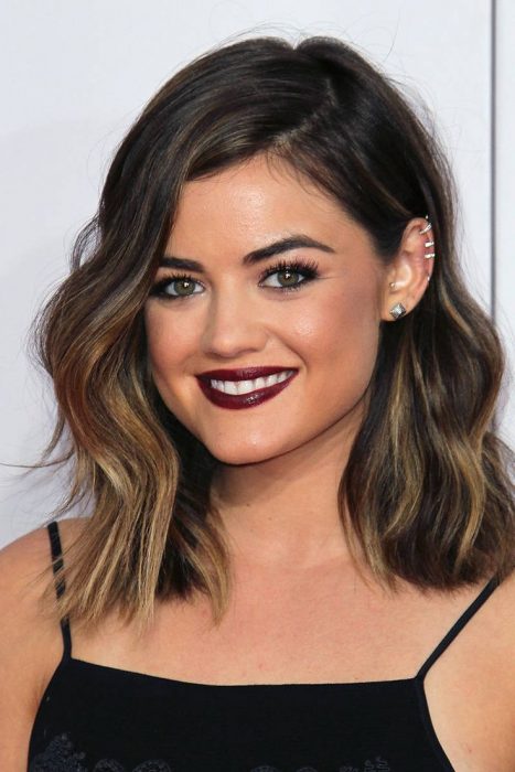 Lucy Hale usando un corte de cabello long bob en capas 