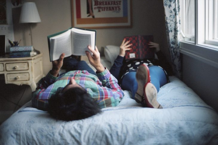 Pareja leyendo en la cama 