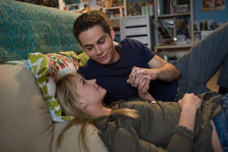 Pareja en la cama tomadas de la mano 