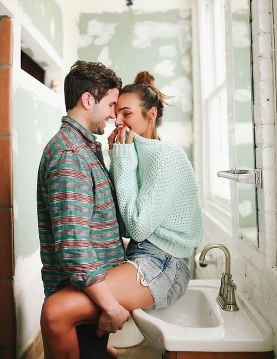 Pareja en un baño abrazados 