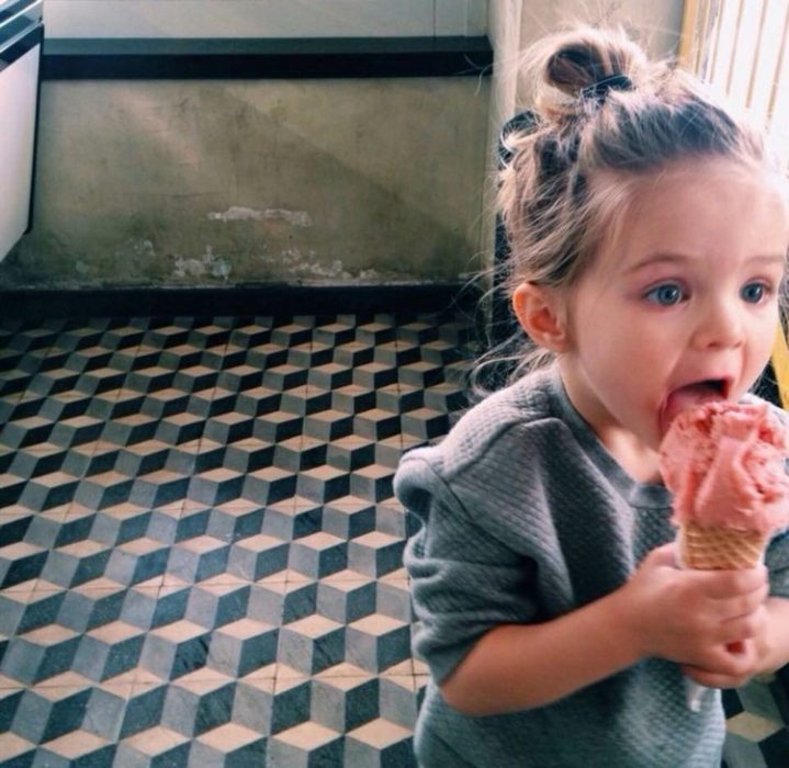 Niña comiendo un helado 