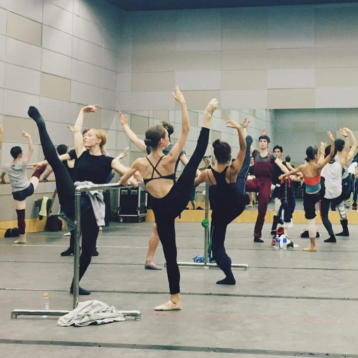 Chicas en clase de ballet 