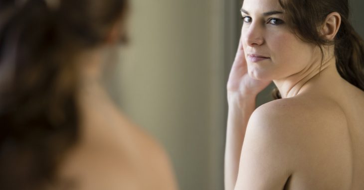 Chica frente al espejo, reconociéndose 