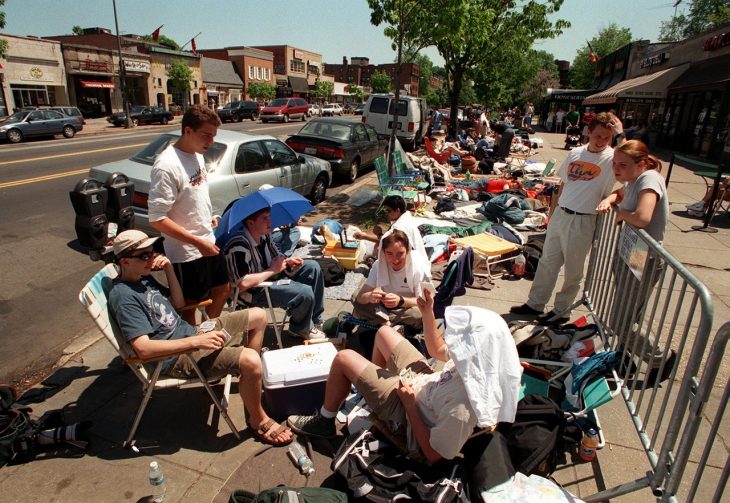 Fila para entrar al cine en los 90s 