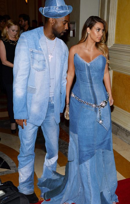 Kim Kardashian y su pareja vestidos con denim o mezclilla