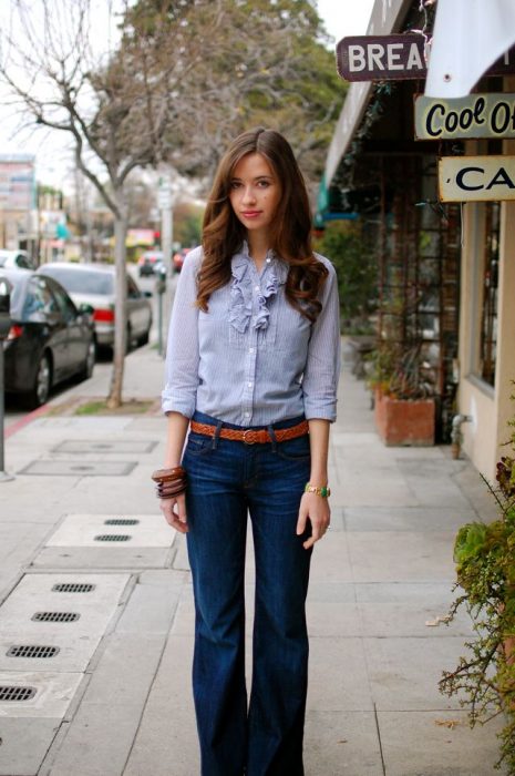 chica con jeans acampanados