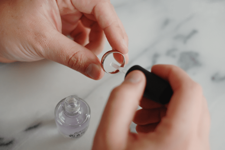 anillo con pintado con esmalte de uñas transparente 