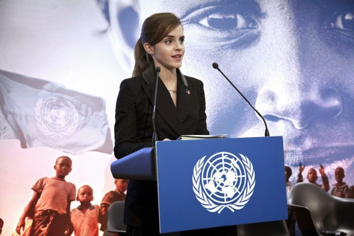 mujer de cabello agarrado y saco negro hablando microfono onu 