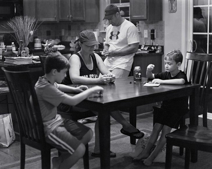 niños en la mesa mirando hacia abajo 