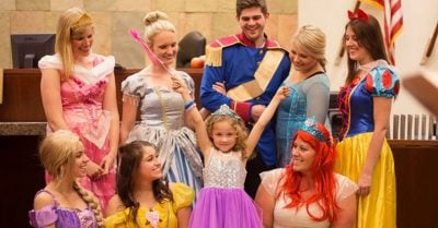 Esta pequeña jamás olvidará el día de su adopción ¡Todos se vistieron de los personajes de Disney!