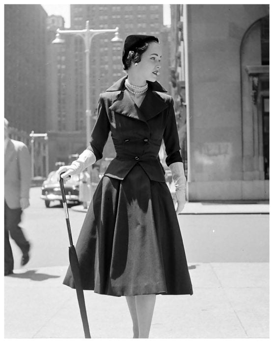Fotografía de Nina Leen donde aparece una mujer de los años 50 0 60 parada sobre una calle de Nueva York