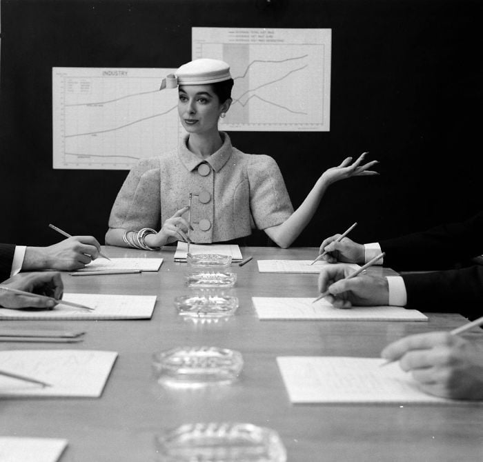 Fotografía de Nina Leen donde aparece una mujer de los años 50 0 60 durante una reunion ejecutiva 