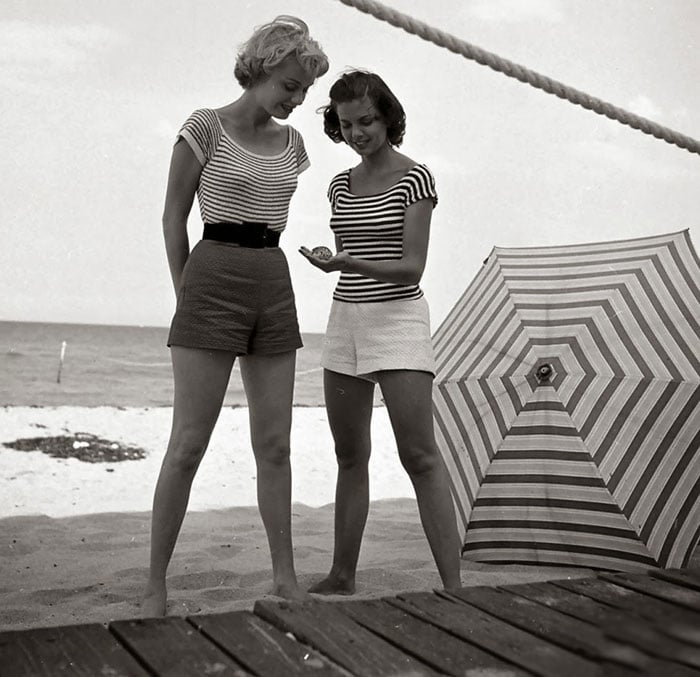 Fotografía de Nina Leen donde aparece una mujer de los años 50 0 60 en la playa