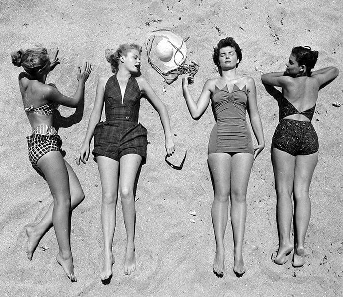 Fotografía de Nina Leen donde aparecen varias mujeres de los años 50 0 60 recostadas en la arena de la playa