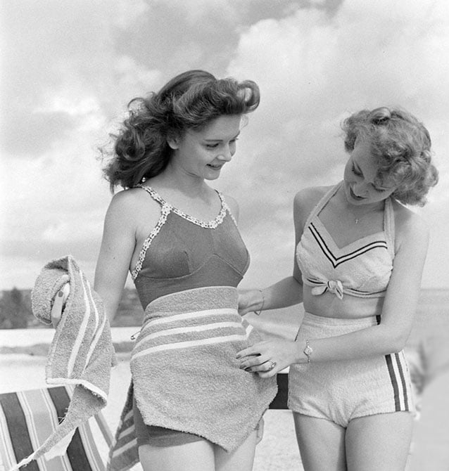 Fotografía de Nina Leen donde aparecen dos mujeres de los años 50 0 60 con traje de baño en la playa 