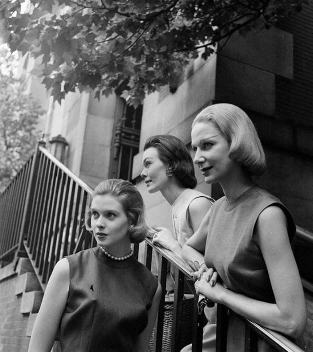 Fotografía de Nina Leen donde aparecen tres mujeres de los años 50 0 60 en las escaleras de una casa 