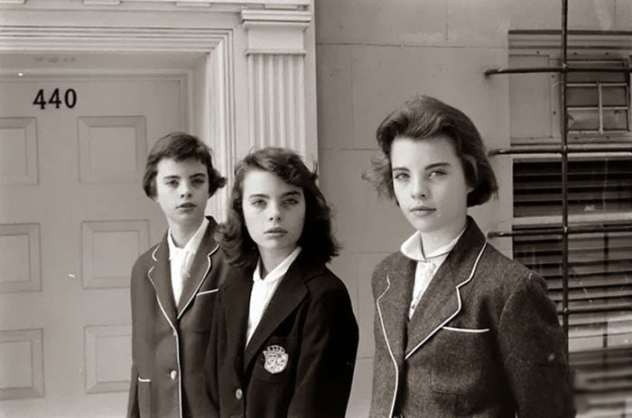 Fotografía de Nina Leen donde aparecen tres mujeres de los años 50 0 60 con uniformes escolares 