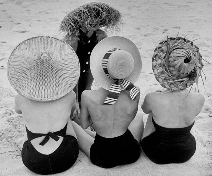 Fotografía de Nina Leen donde aparecen tres mujeres de los años 50 0 60 con sombreros en la playa 