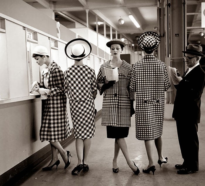 Fotografía de Nina Leen donde aparecen varias mujeres de los años 50 0 60 con sacos elegantes en la estación del metro 