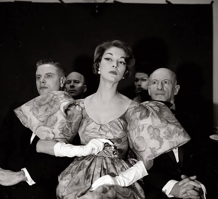 Fotografía de Nina Leen donde aparece una mujer de los años 50 0 60 durante una obra de teatro 