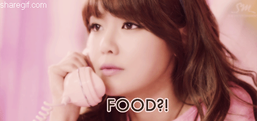 GIF Chica diciendo ¿comida? 