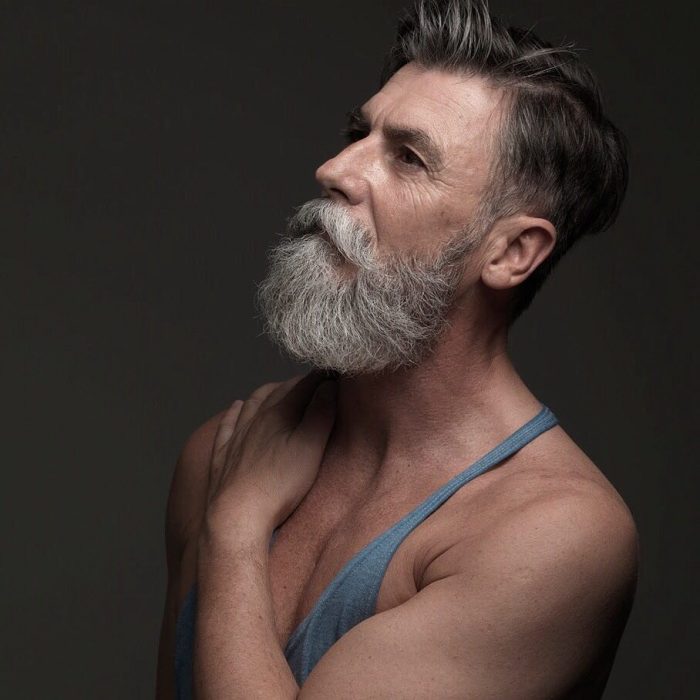 Hombre de 60 años que es modelo posando para una sesión de fotografías 