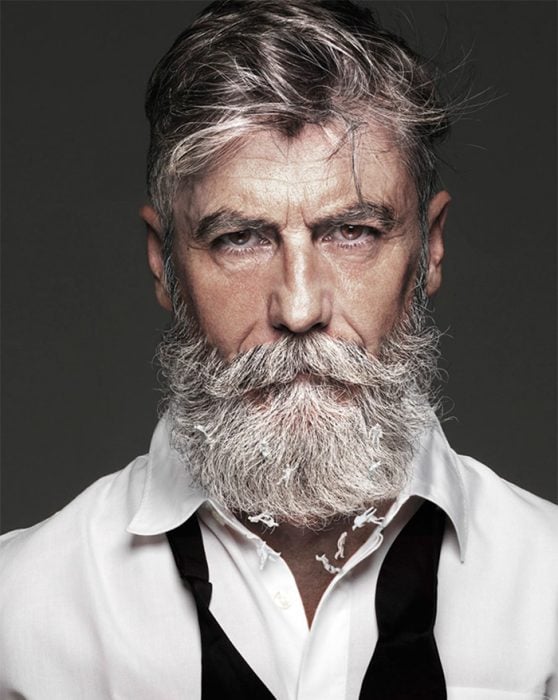 Hombre de 60 años que es modelo posando para una sesión de fotos 