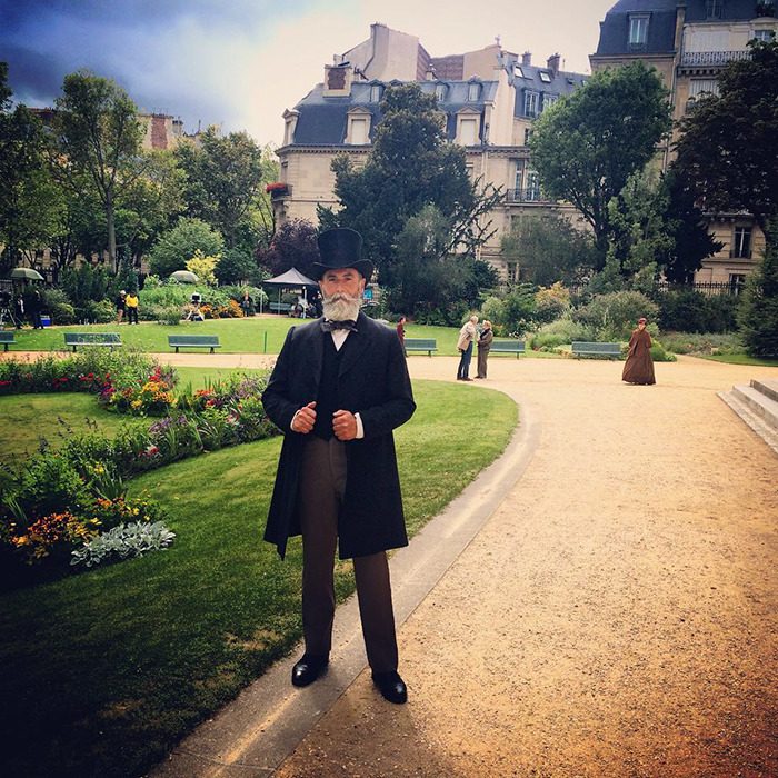 Hombre de 60 años posando para una sesión de fotos vestido como un hombre de época 