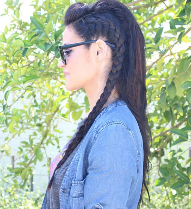 mujer con trenza de lado y lentes de sol 