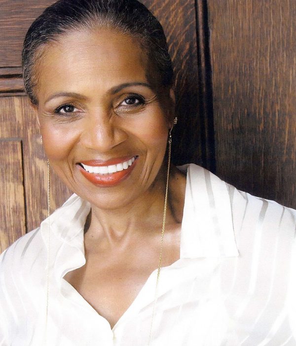 Ernestine Shepherd sonriendo 