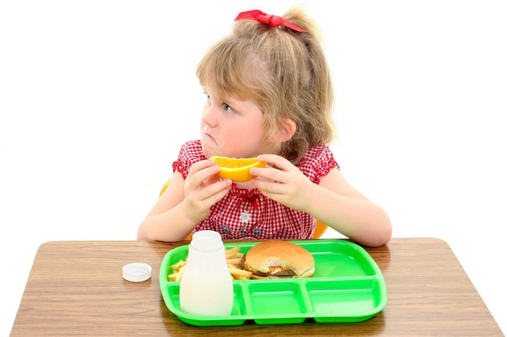 niña comiendo enojada