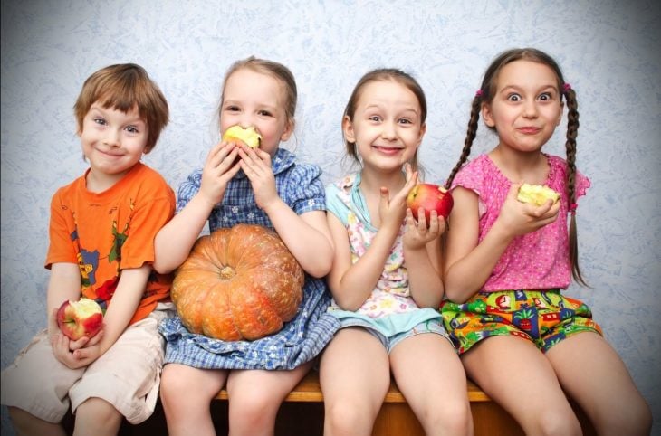 niños comiendo manzanas