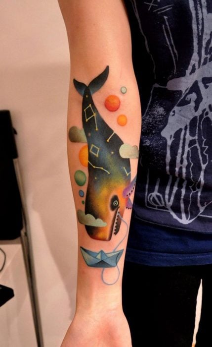 tatuaje mujer pez de colores antebrazo