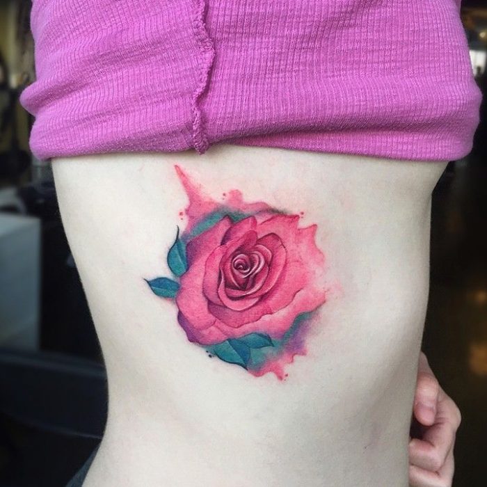 tatuaje rosa en costado