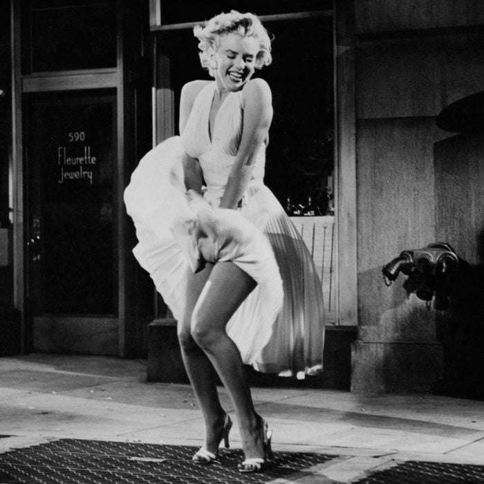 Marilyn Monroe durante la famosa escena de la película La tentación vive arriba de 1955