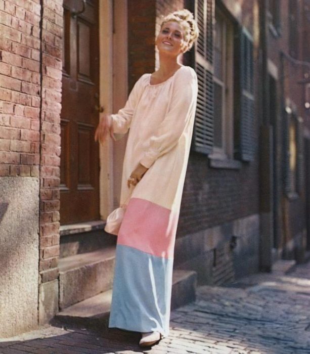 Faye Dunaway usando un vestido flojo en la película El secreto de Thomas Crown de 1968