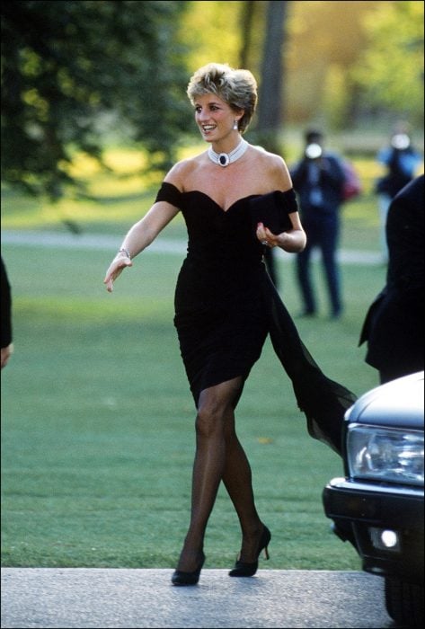 Diana de gales usando un little black dress 