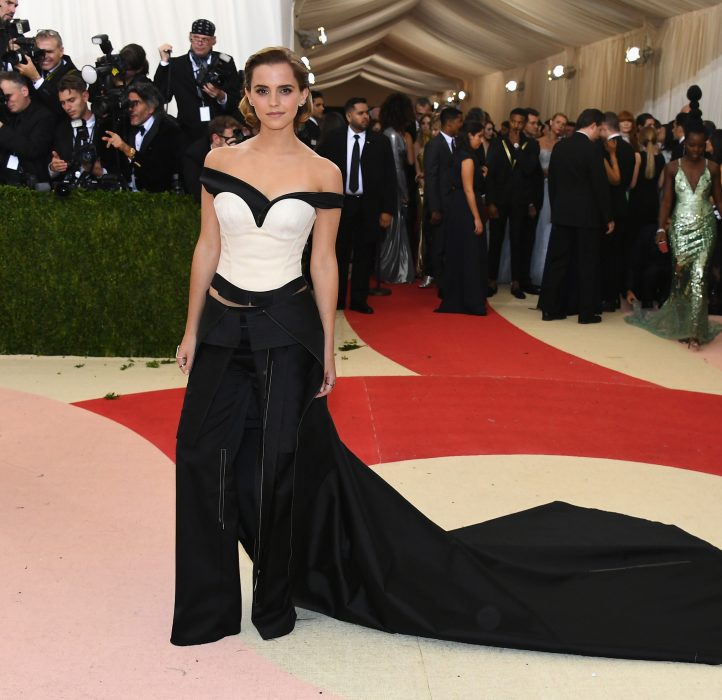 Emma Watson usando un vestido blanco y negro en la Met Gala 2016