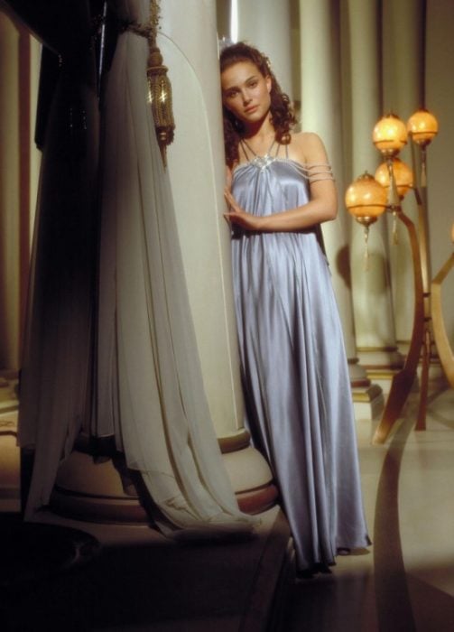 Natalie Portman usando un vestido color lila en la película Star Wars: la venganza de los sith de 2002