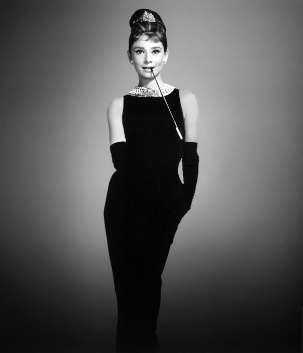 Audrey Hepburn usando su muy iconico vestido color negro en la película desayuno con diamantes