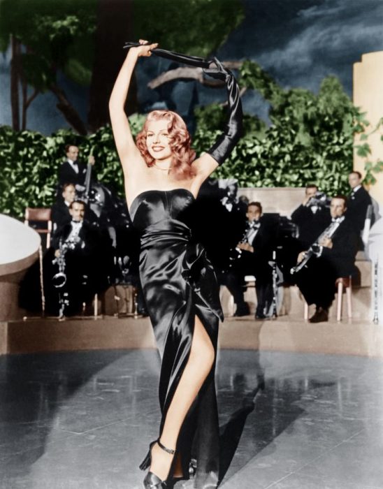 Rita Hayworth usando un vestido de satén en la película Gilda de 1946