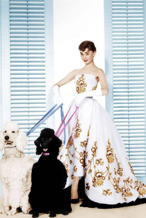 Audrey Hepburn usando un vestido blanco con dorado en la película Sabrina de 1954