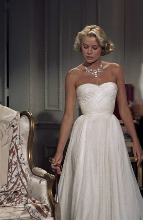 Grace Kelly usando un vestido blanco de strapless en la película Atrapa a un ladrón de 1955