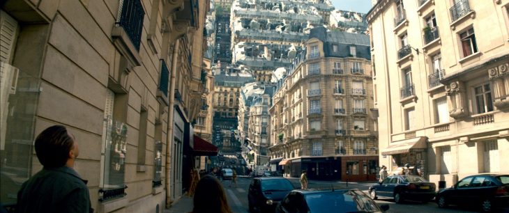 ciudad gigante con edificios de cabeza 