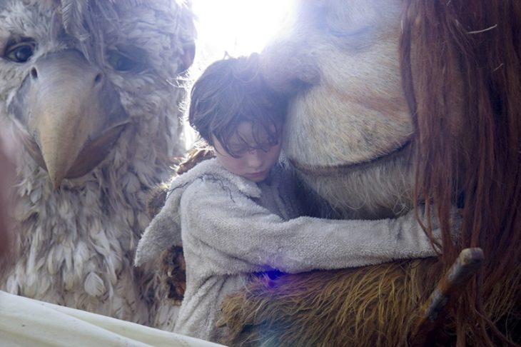 hombre abrazando a monstruos gigantes 