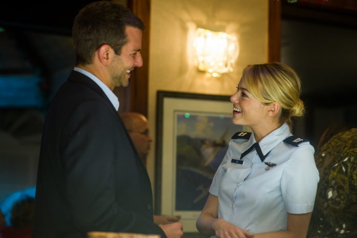 hombre con saco y mujer con uniforme sonriendo 