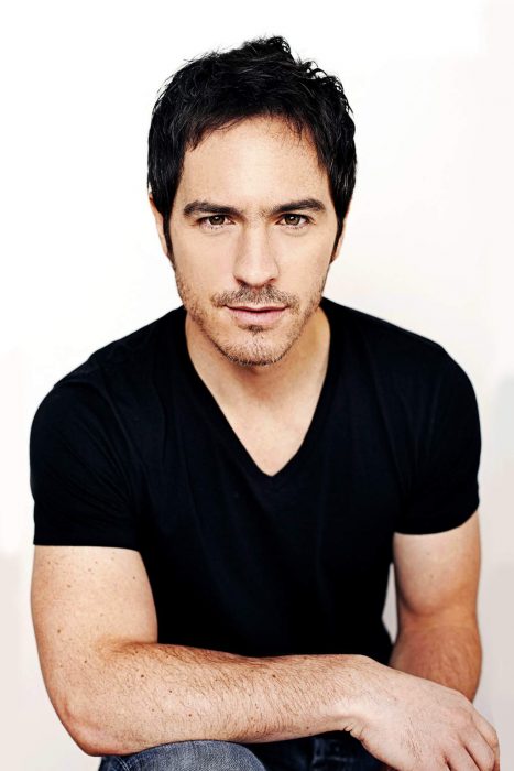 Mauricio Ochmann con camisa negra 